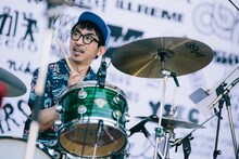 YOUR SONG IS GOODにサポートドラマーとして参加した恒岡章（Hi-STANDARD）。（撮影：三浦知也 / 廣田達也）
