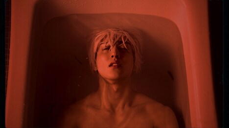 ODDLORE「The Revelation」ミュージックビデオのワンシーン。