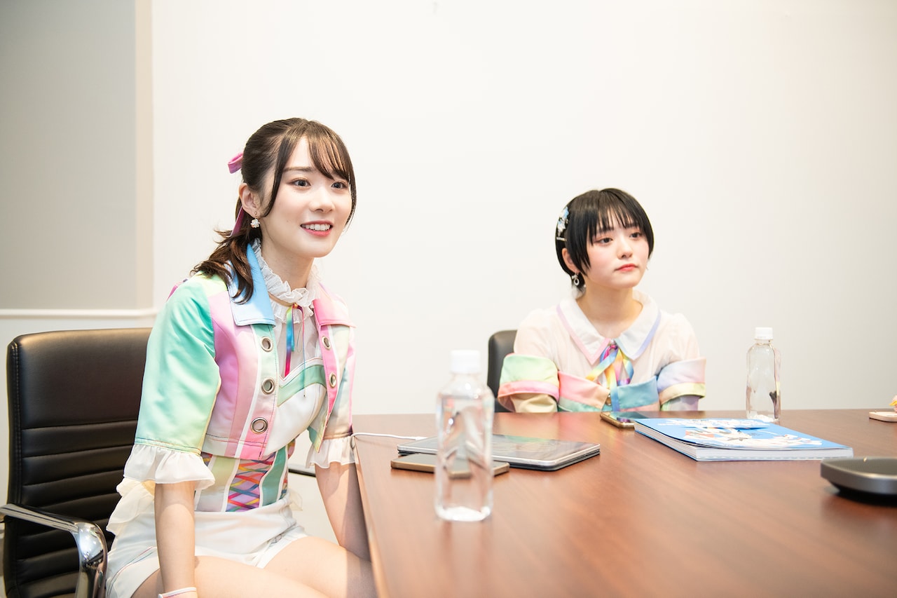 相手の話を夢中になって聞く鶴見萌と岡田彩夢。