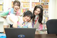 エンターキーを押す鶴見萌、岡田彩夢、大塚望由。