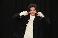 人気画像4位は「藤井風、初冠番組はシソンヌやヒコロヒーと『新しい扉を叩き割ってます』」より、藤井風。