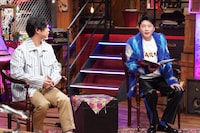 「MUSIC BLOOD」MCの千葉雄大（左）、田中圭（右）。 (c)日本テレビ