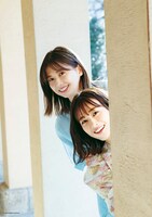 渡邉理佐「抱きしめたくなる瞬間」特典ポスターBパターン。奥から渡邉理佐、原田葵。