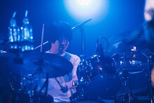 小泉貴裕（Dr）（撮影：ハタサトシ）