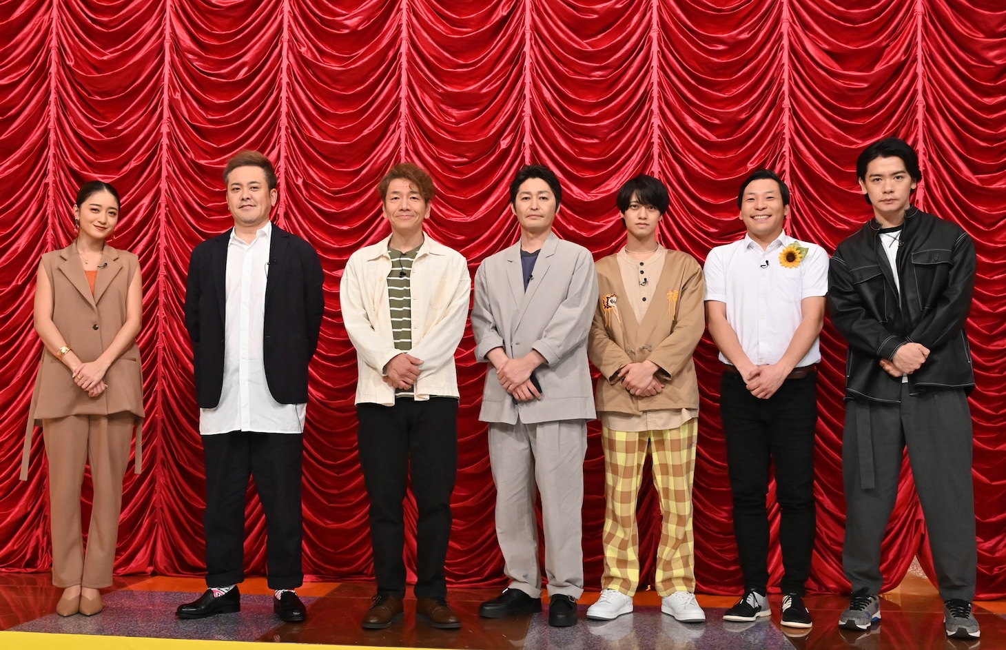 左から池田美優、有田哲平、上田晋也、安田顕、高橋海人、田渕章裕、野田クリスタル。(c)テレビ朝日