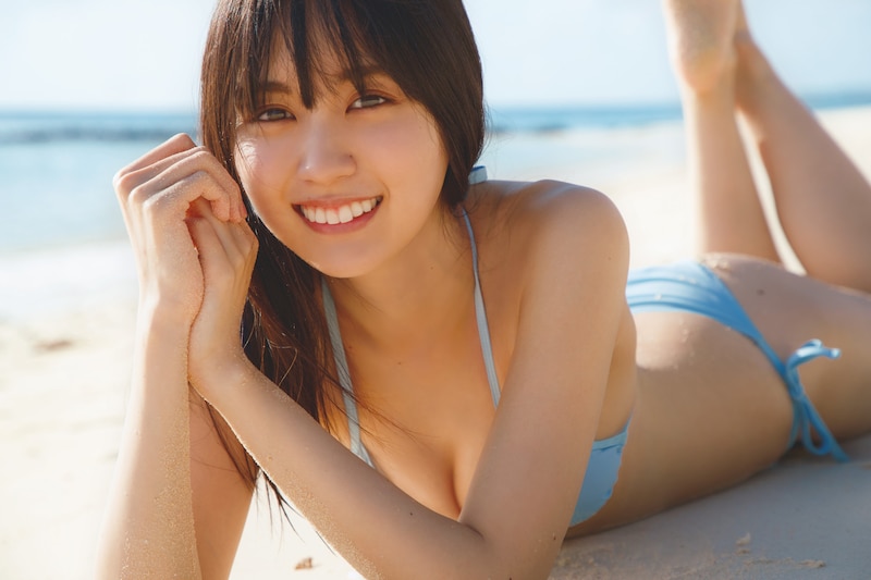 人気画像1位は「乃木坂46賀喜遥香、水色ビキニで砂浜に寝そべる初の水着カット」より、乃木坂46賀喜遥香1stソロ写真集先行カット。（撮影：菊地泰久）