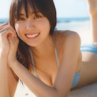 乃木坂46賀喜遥香、水色ビキニで砂浜に寝そべる初の水着カット