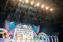 虹のコンキスタドール「Over the RAINBOW～なんたってアイドルなんですっ!!～ in 日本武道館」の様子。