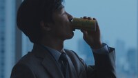 「カロリーメイト リキッド」の新Web CM「わたしの、原動力。」編より。