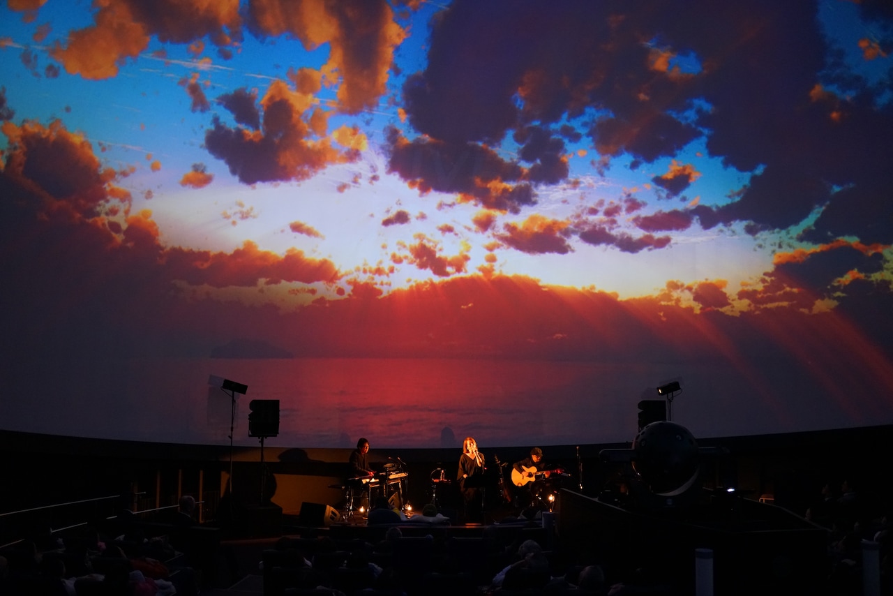 古内東子がコニカミノルタプラネタリウムでのライブに登場、セルフカバーなど披露