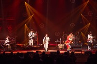 緑黄色社会と野原しんのすけのコラボパフォーマンスの様子。 (c)U/F (c)臼井儀人/双葉社・シンエイ・テレビ朝日・ADK2022（撮影：安藤みゆ）