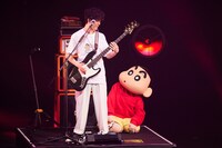 穴見真吾（B）と野原しんのすけ。 (c)U/F (c)臼井儀人/双葉社・シンエイ・テレビ朝日・ADK2022（撮影：安藤みゆ）