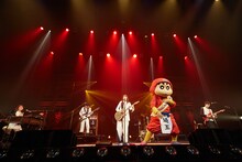 緑黄色社会と野原しんのすけのコラボパフォーマンスの様子。 (c)U/F (c)臼井儀人/双葉社・シンエイ・テレビ朝日・ADK2022（撮影：安藤みゆ）