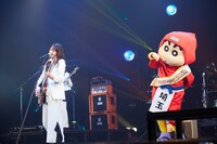 長屋晴子（Vo, G）と野原しんのすけ。 (c)U/F (c)臼井儀人/双葉社・シンエイ・テレビ朝日・ADK2022（撮影：安藤みゆ）