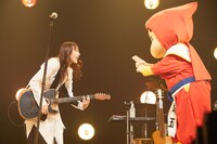 長屋晴子（Vo, G）と野原しんのすけ。 (c)U/F (c)臼井儀人/双葉社・シンエイ・テレビ朝日・ADK2022（撮影：安藤みゆ）