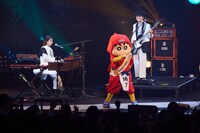 緑黄色社会と野原しんのすけのコラボパフォーマンスの様子。 (c)U/F (c)臼井儀人/双葉社・シンエイ・テレビ朝日・ADK2022（撮影：安藤みゆ）