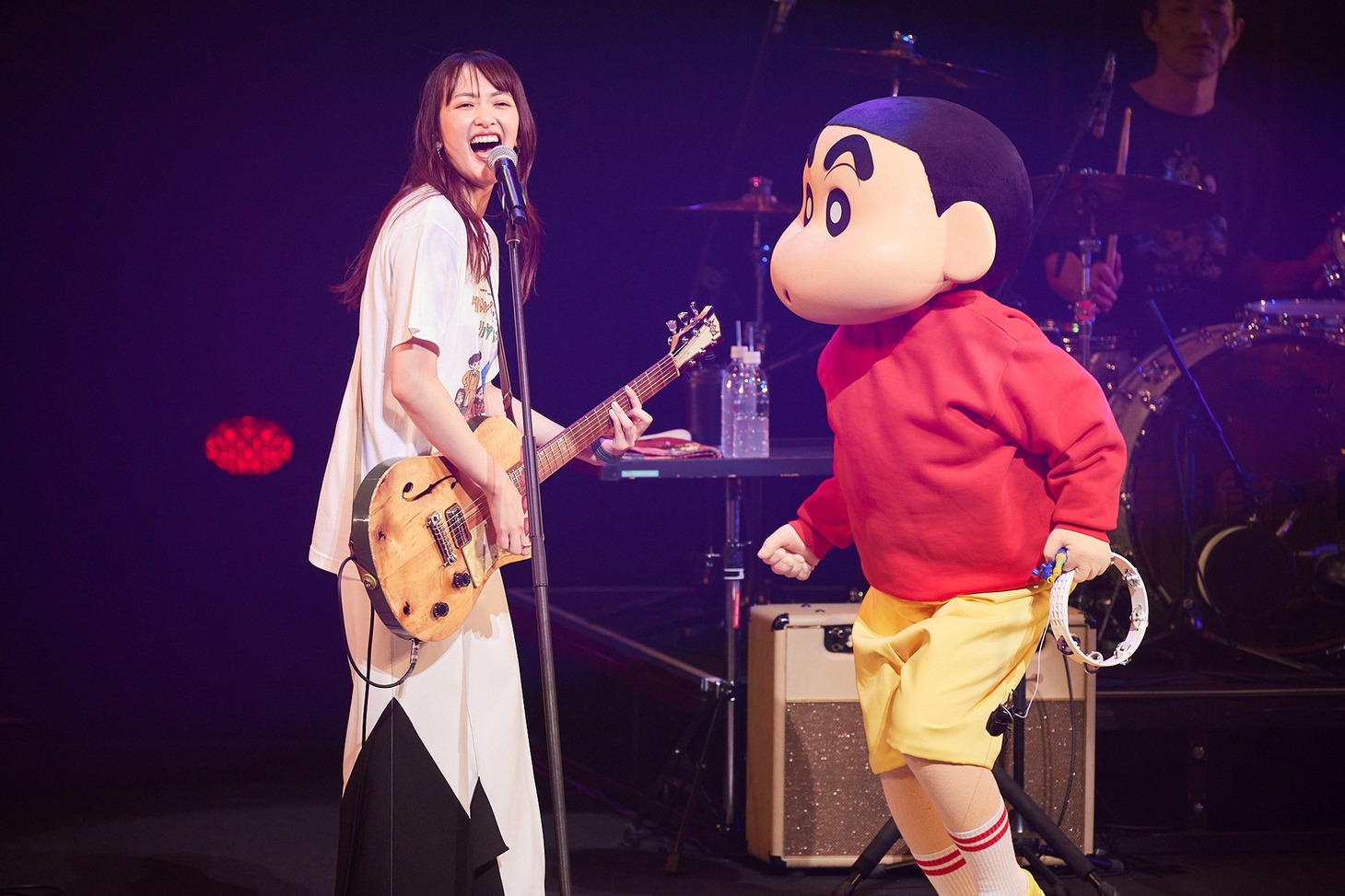 長屋晴子（Vo, G）と野原しんのすけ。 (c)U/F (c)臼井儀人/双葉社・シンエイ・テレビ朝日・ADK2022（撮影：安藤みゆ）