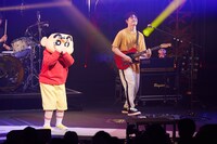 野原しんのすけと小林壱誓（G）。 (c)U/F (c)臼井儀人/双葉社・シンエイ・テレビ朝日・ADK2022（撮影：安藤みゆ）