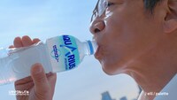 「アクエリアス」の新テレビCM「飲むコンディションメイク アクエリアス ゼロ」編より。