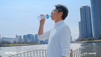 「アクエリアス」の新テレビCM「飲むコンディションメイク アクエリアス ゼロ」編より。