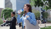 「アクエリアス」の新テレビCM「飲むコンディションメイク アクエリアス」編より。