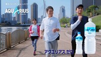「アクエリアス」の新テレビCM「飲むコンディションメイク アクエリアス ゼロ」編より。