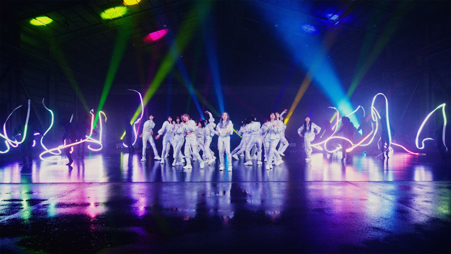 AKB48「元カレです」ミュージックビデオより。(c)AKB48/ キングレコード
