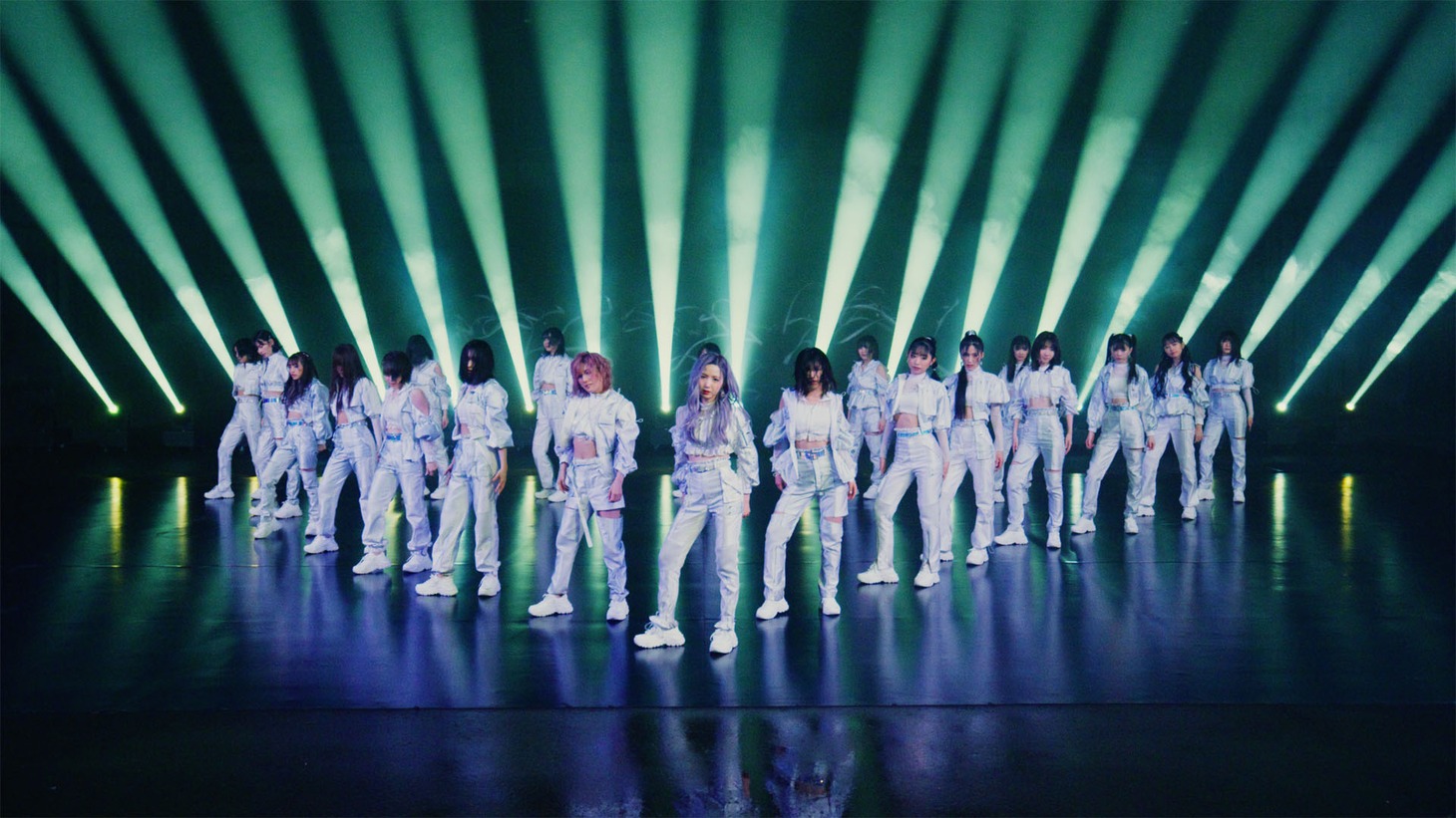 AKB48「元カレです」ミュージックビデオより。(c)AKB48/ キングレコード