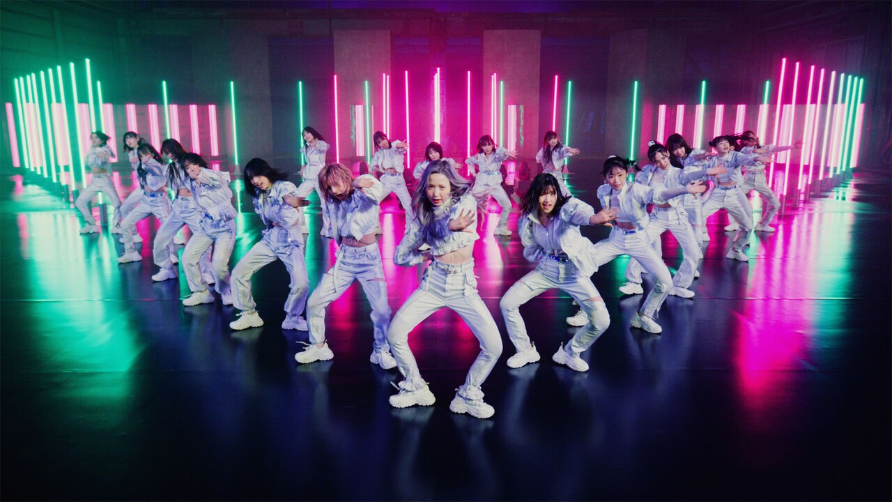 AKB48「元カレです」ミュージックビデオより。(c)AKB48/ キングレコード