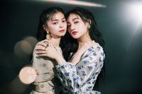 左から上國料萌衣、佐々木莉佳子。