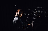 石橋英子（撮影：タイコウクニヨシ）