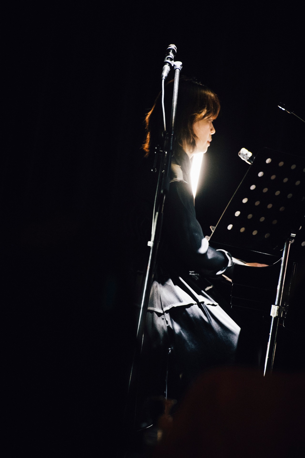 石橋英子（Piano, Syn, Flute, Vo）（撮影：タイコウクニヨシ）