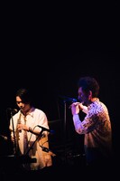 左から松丸契（AltoSax, Flute, Clarinet）、藤原大輔（TennorSax, Flute）。（撮影：タイコウクニヨシ）