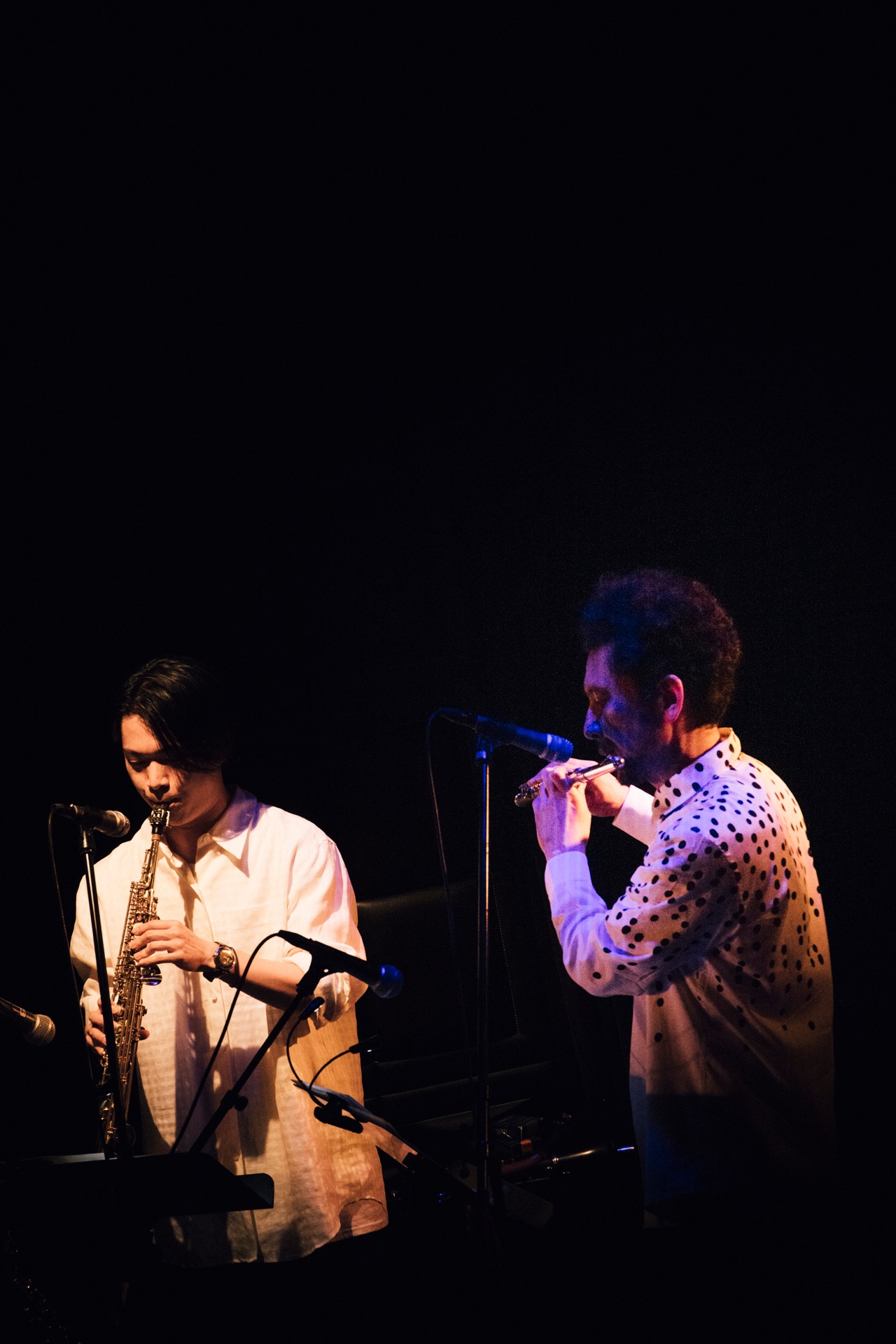 左から松丸契（AltoSax, Flute, Clarinet）、藤原大輔（TennorSax, Flute）。（撮影：タイコウクニヨシ）