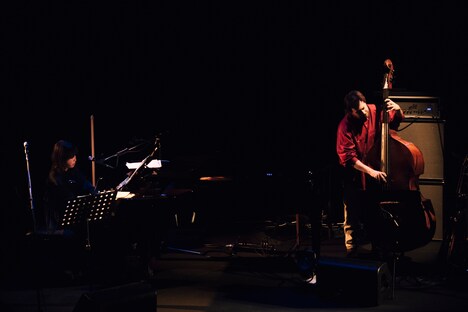 左から石橋英子（Piano, Syn, Flute, Vo）、マーティ・ホロベック（B）。（撮影：タイコウクニヨシ）