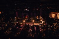 「石橋英子 BAND SET with ジム・オルーク、山本達久、マーティ・ホロベック、藤原大輔、松丸契」の様子。（撮影：タイコウクニヨシ）