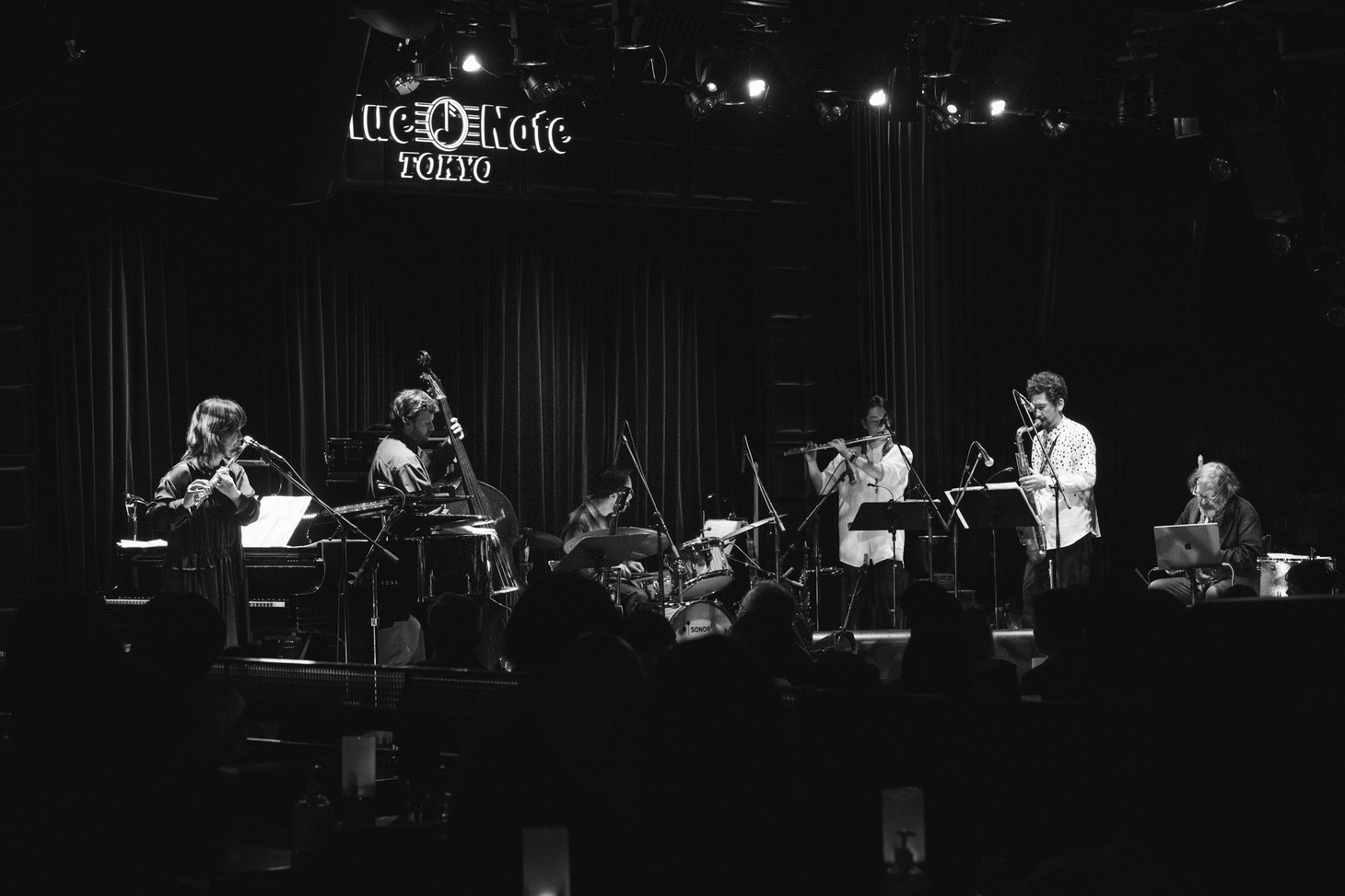 「石橋英子 BAND SET with ジム・オルーク、山本達久、マーティ・ホロベック、藤原大輔、松丸契」の様子。（撮影：タイコウクニヨシ）