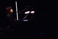 石橋英子（Piano, Syn, Flute, Vo）（撮影：タイコウクニヨシ）