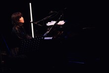 石橋英子（Piano, Syn, Flute, Vo）（撮影：タイコウクニヨシ）