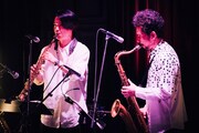左から松丸契（AltoSax, Flute, Clarinet）、藤原大輔（TennorSax, Flute）。（撮影：タイコウクニヨシ）