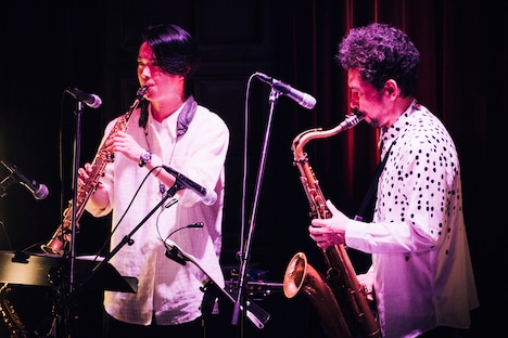 左から松丸契（AltoSax, Flute, Clarinet）、藤原大輔（TennorSax, Flute）。（撮影：タイコウクニヨシ）