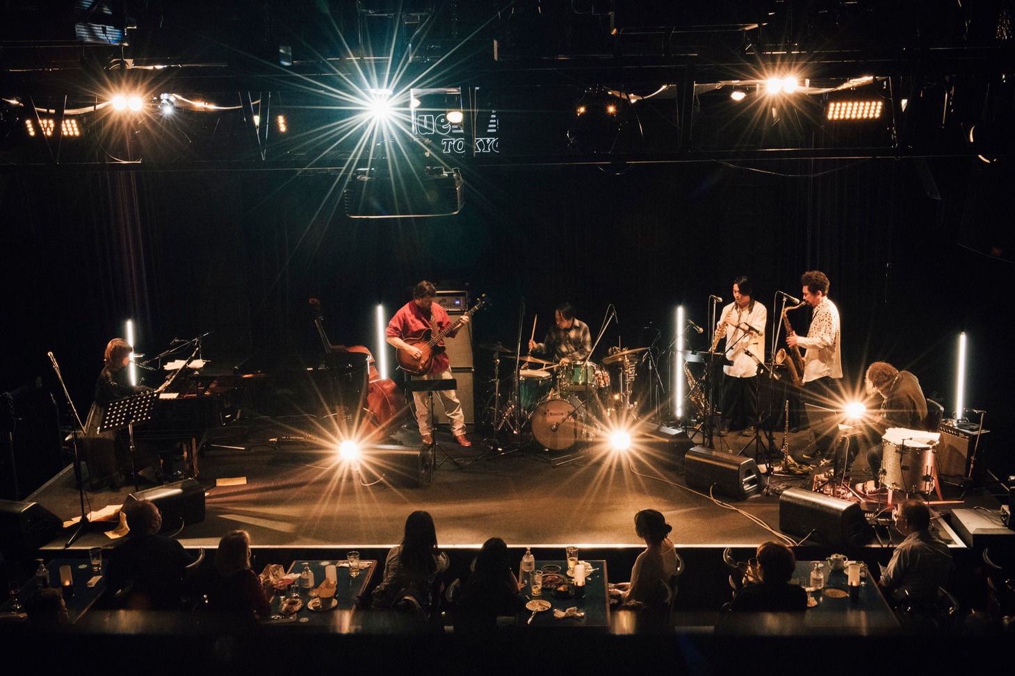 「石橋英子 BAND SET with ジム・オルーク、山本達久、マーティ・ホロベック、藤原大輔、松丸契」の様子。（撮影：タイコウクニヨシ）