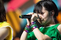 涙ぐむ岡田彩夢。