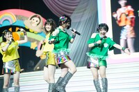 走って登場する根本凪（中央）。