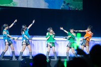 虹コンとして最後のパフォーマンスをする根本凪（中央）。