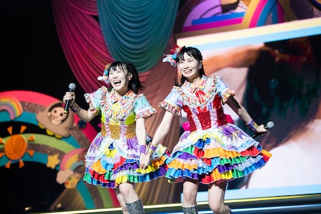 手をつないで花道を駆ける的場華鈴（左）と中村朱里（右）。