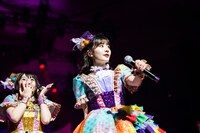 勇ましく花道を歩く鶴見萌（右）と怯える的場華鈴（左）。