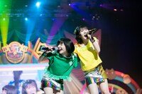 肩を組んで歌う根本凪（左）と的場華鈴（右）。