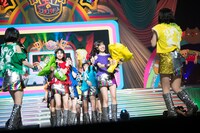 花束を手に花道を歩く虹コンメンバー。