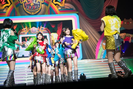 花束を手に花道を歩く虹コンメンバー。